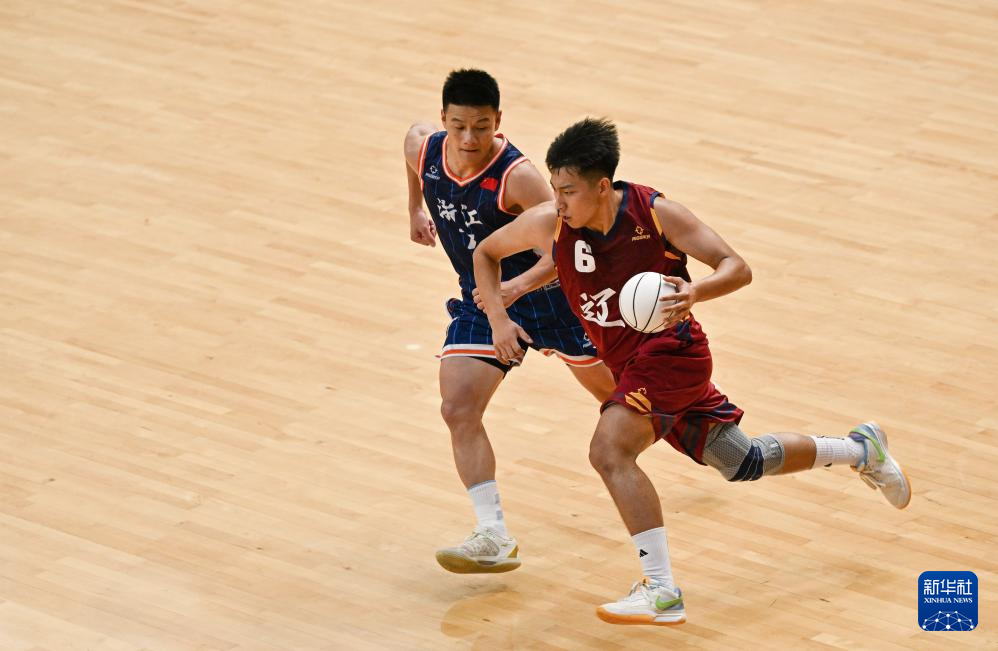 体育比赛场上球队尽显拼搏精神