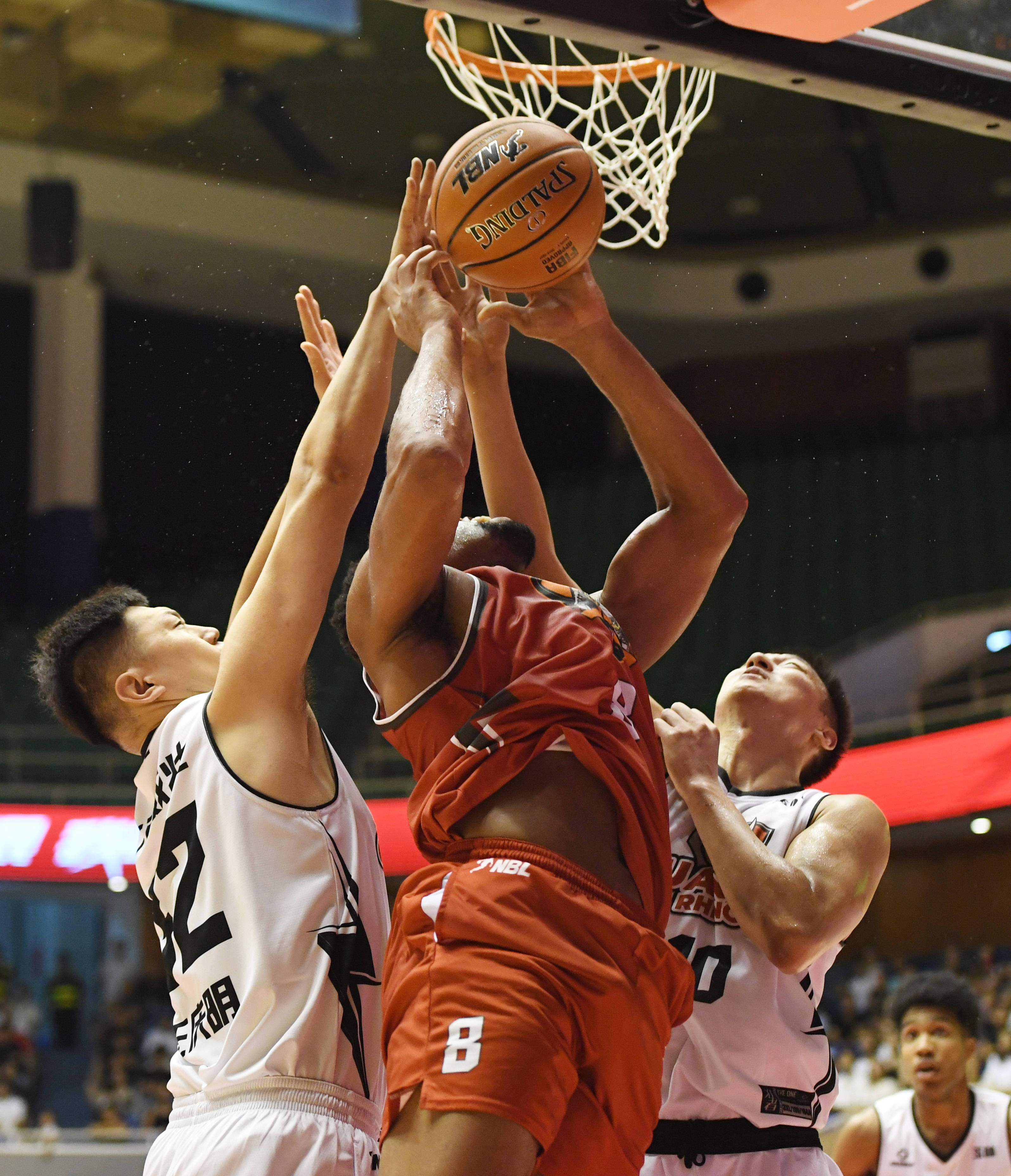 体育比赛场上球队尽显拼搏精神
