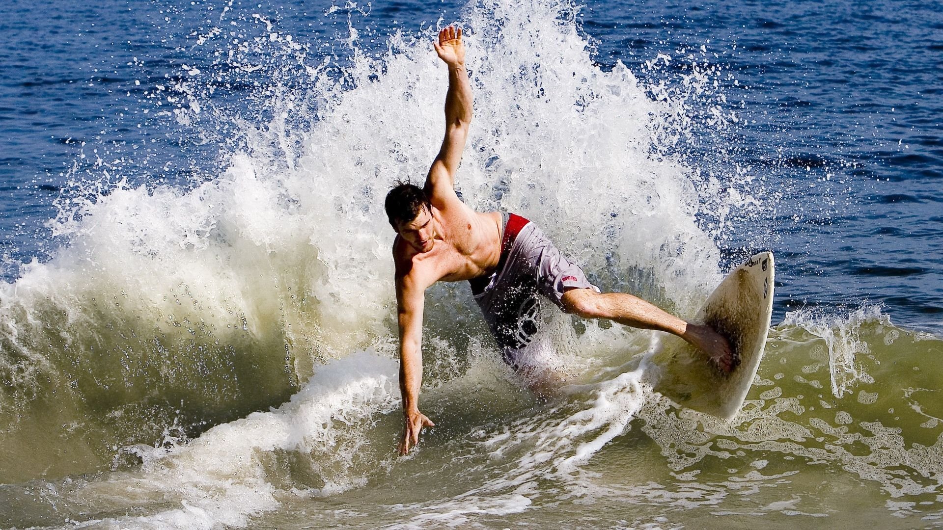 暗夜极速,班凯罗在F1街道赛的统治级进攻表演